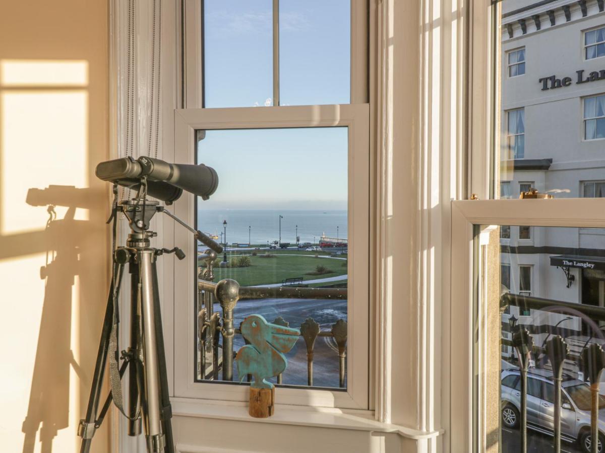 Apartment 4 *